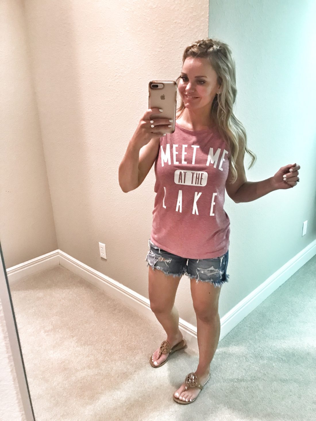vacation tee Outfit Ideas