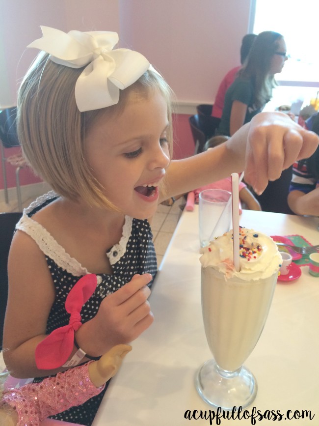 milkshake d'anniversaire de poupée fille américaine