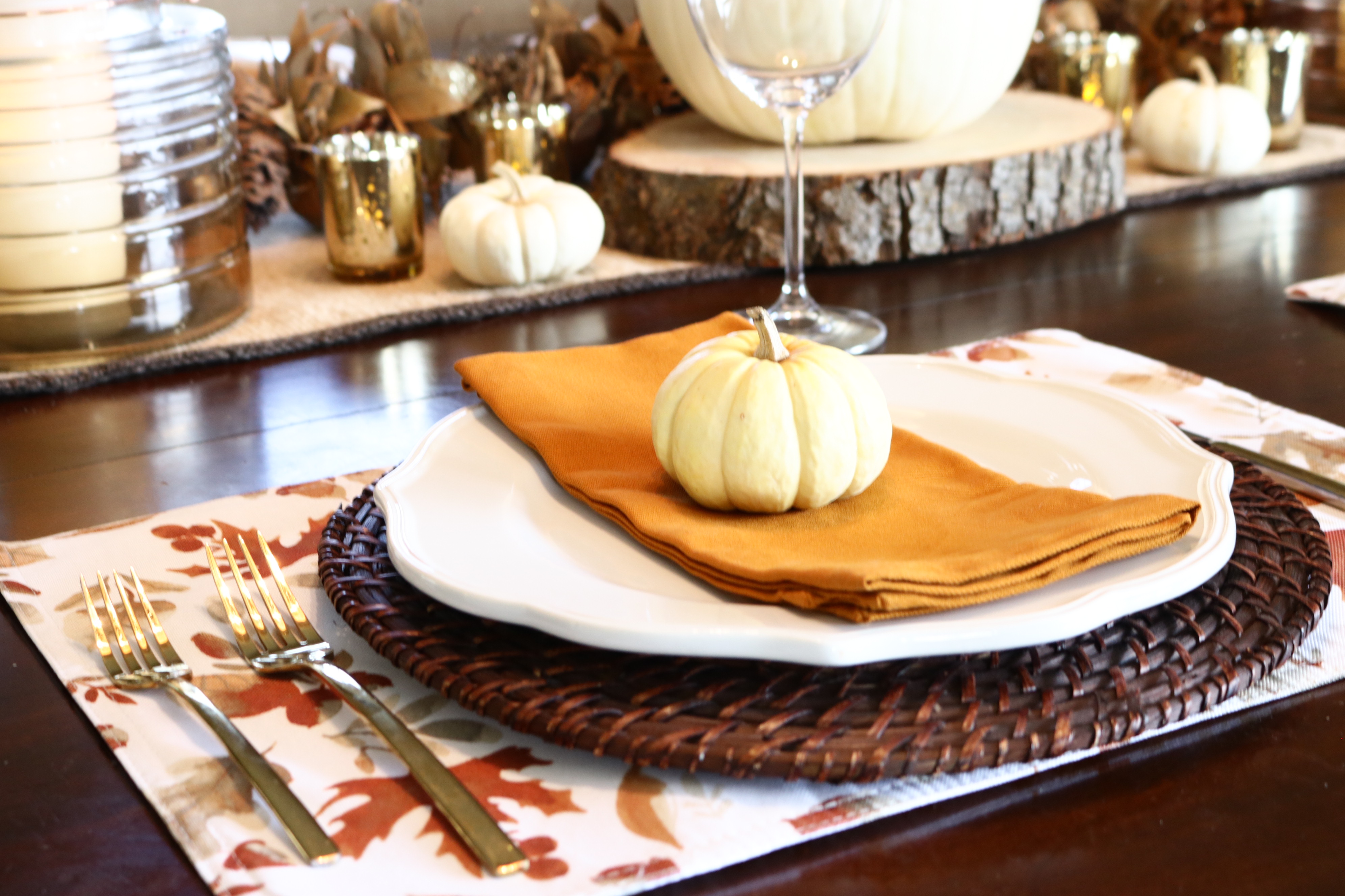 Fall Tablescape Ideas. Thanksgiving or Friendsgiving Tablescape.