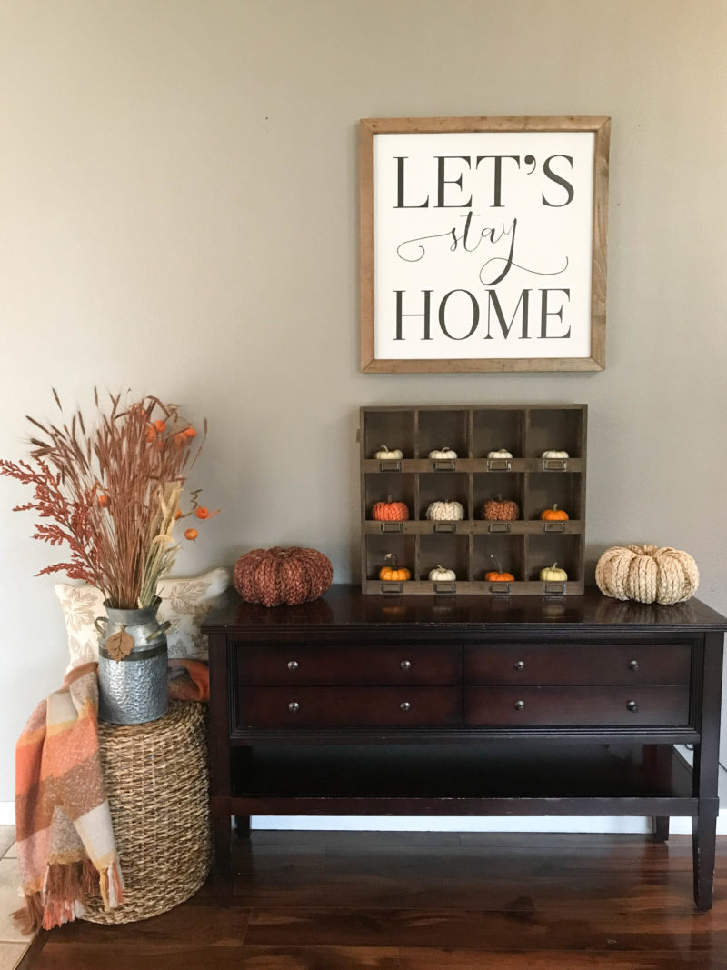 Fall Entryway ideas. I love the tiny pumpkins!