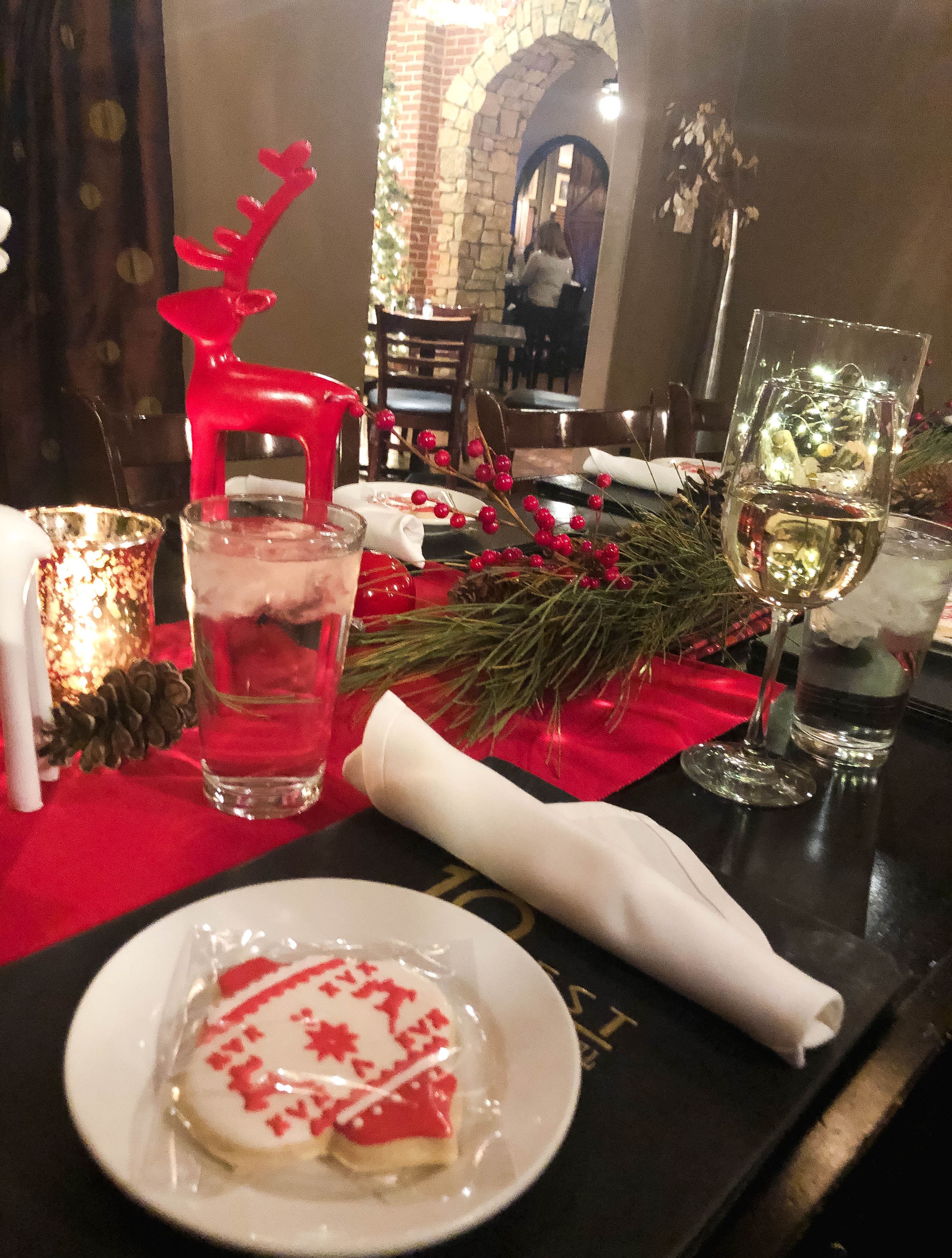 How to host an ornament exchange Holiday party with Tablescape Holiday Party ideas.