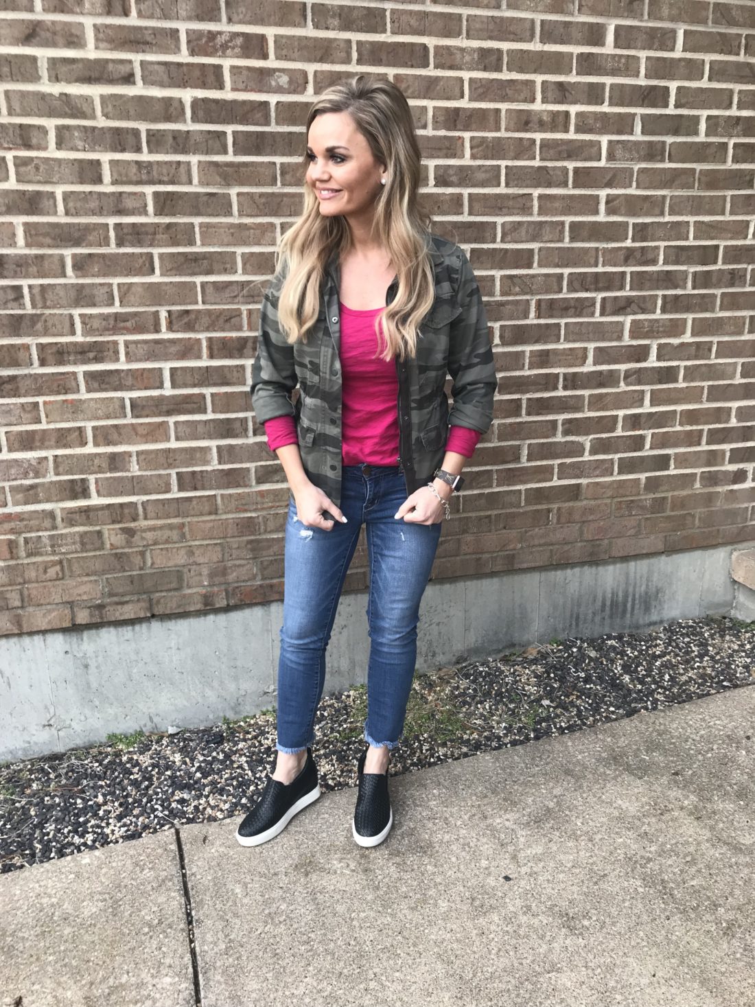 Casual outfit for spring. Camo jacket and Pink Tee.