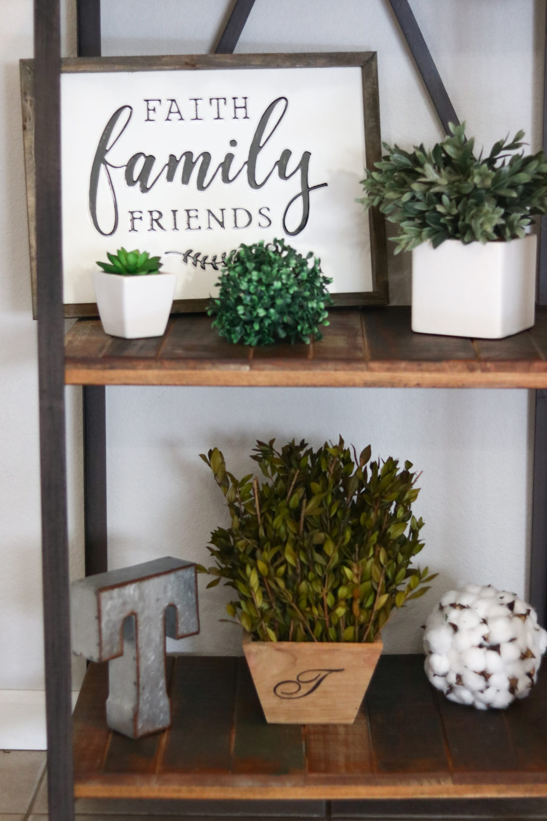 Entryway Decorating Ideas. Modern Farmhouse Decor