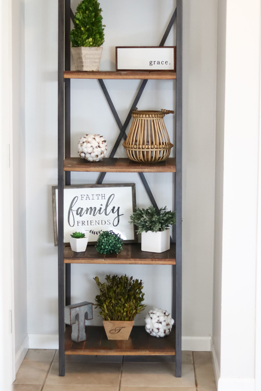 Entryway Decorating Ideas. Modern Farmhouse Decor