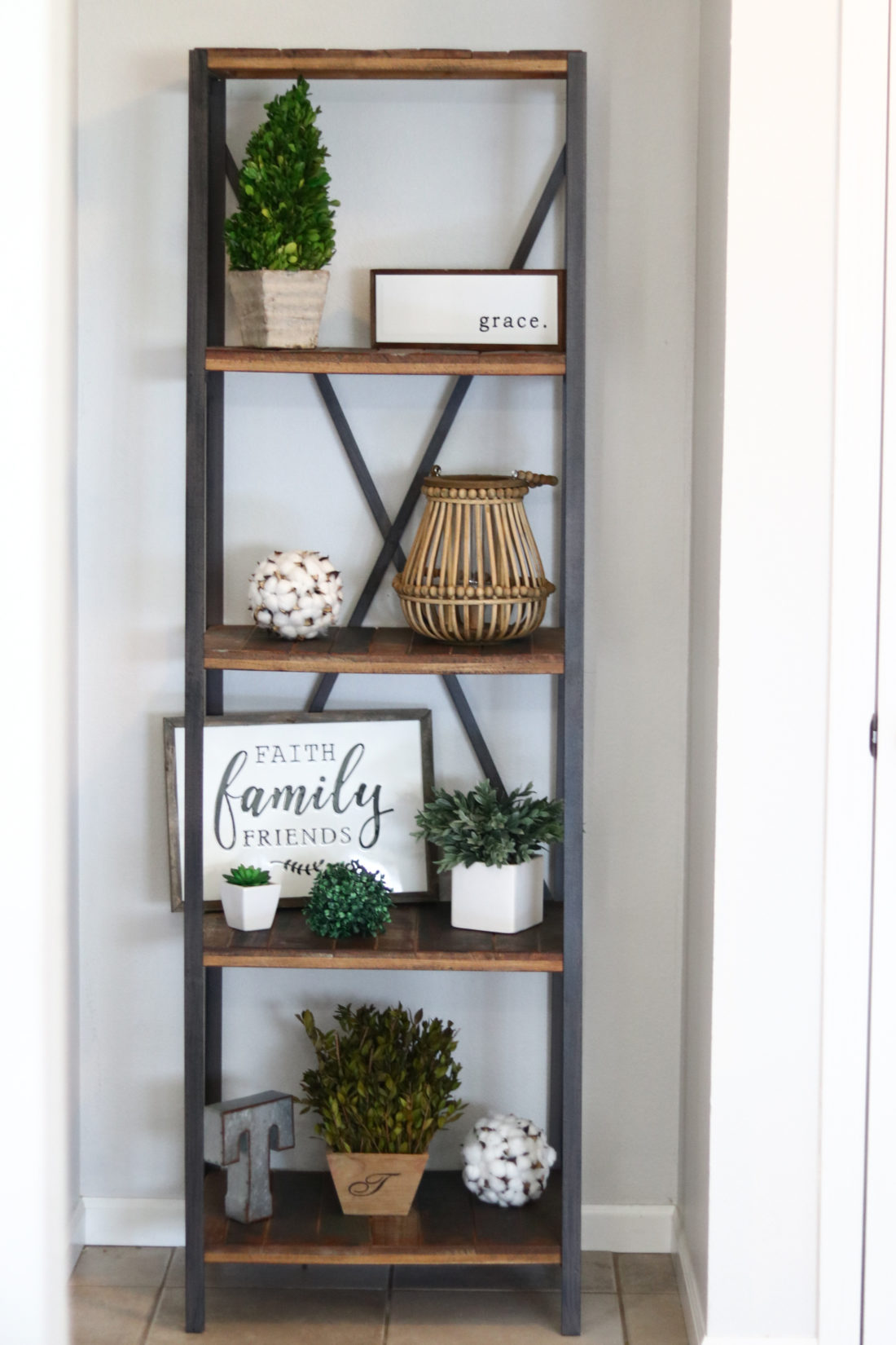 Entryway Decorating Ideas. Modern Farmhouse Decor