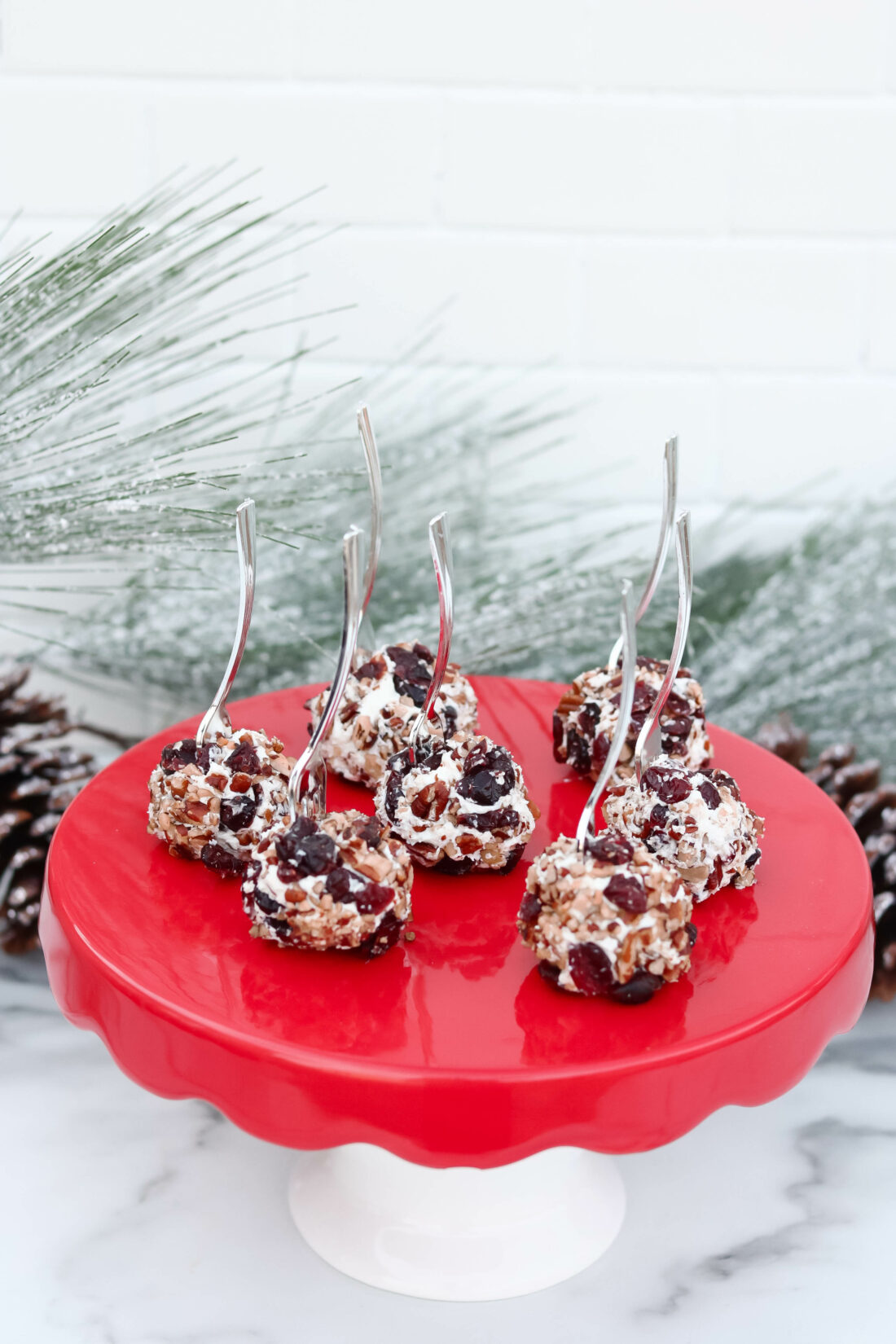 Cranberry Pecan Mini Cheese Balls. Holiday party appetizer.
#cheeseball #appetizer #cranberry #holidayrecipe