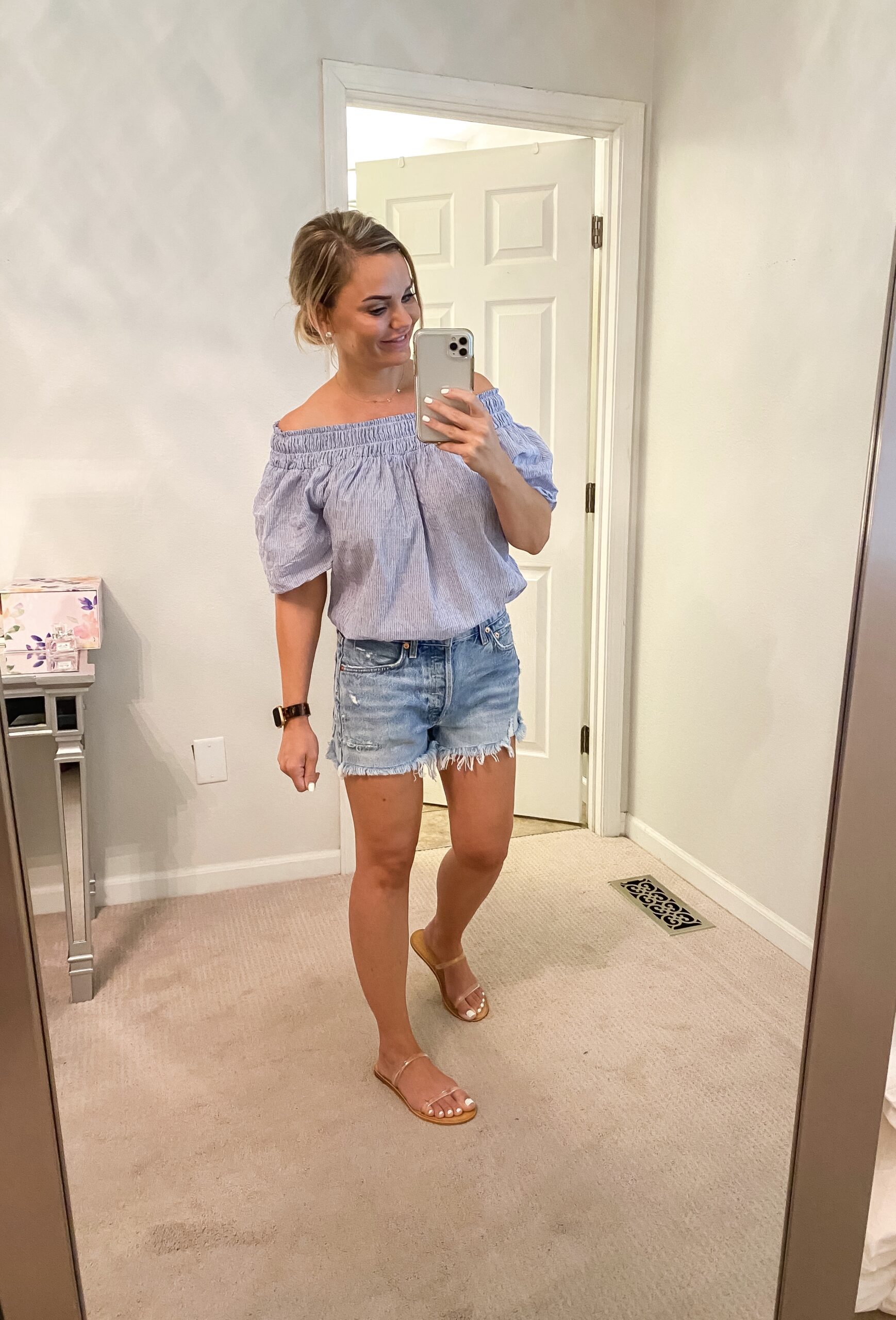 End of Summer Outfits - Best denim shorts for moms.
